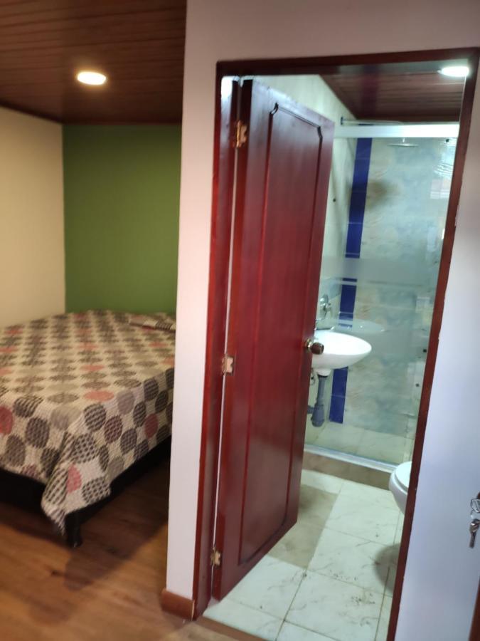 La Parada Del Tren Hostel Bogota Bagian luar foto