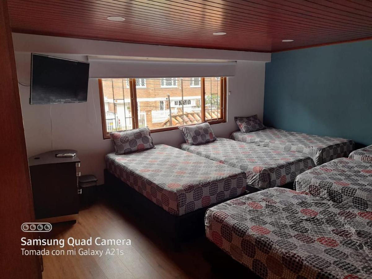 La Parada Del Tren Hostel Bogota Bagian luar foto